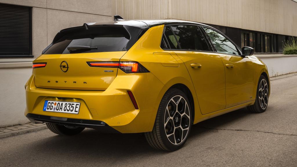 El Opel Astra tiene tres acabados entre los que elegir: Elegance, GS Line y Ultimate.