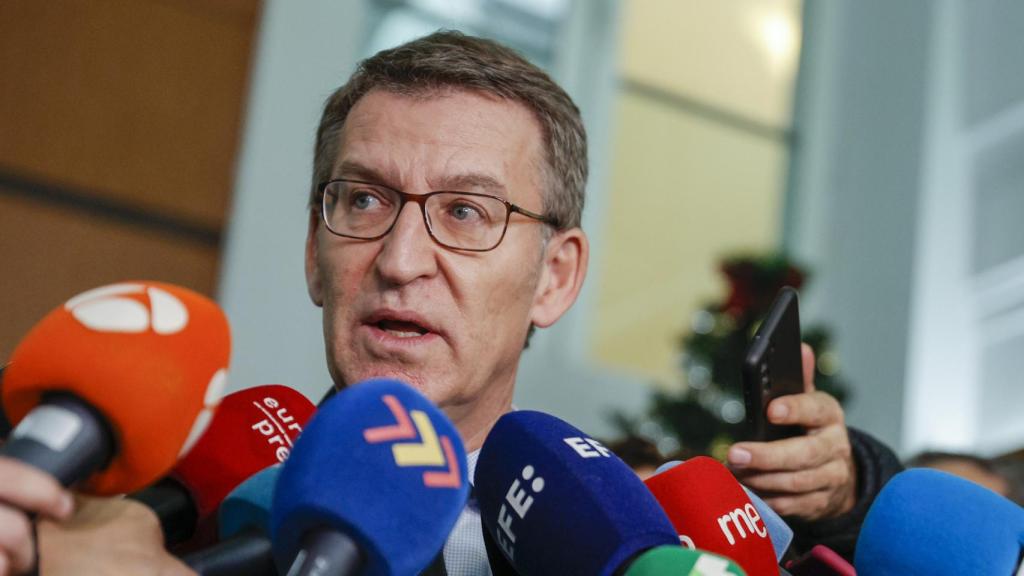 Alberto Núñez Feijóo atiende a la prensa.