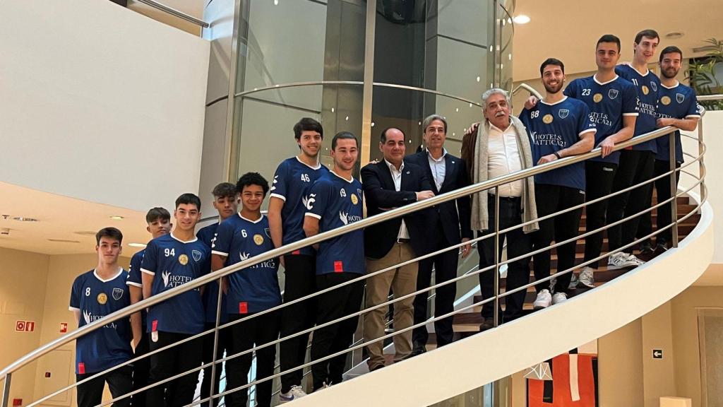 OAR Coruña y Attica21 presentan la camiseta del 70 aniversario