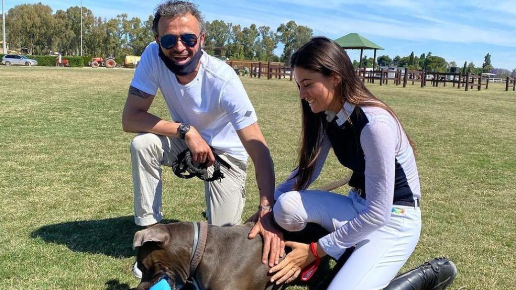 Luis Enrique y su hija Sira, campeona de España de hípica, jugando con un perro.