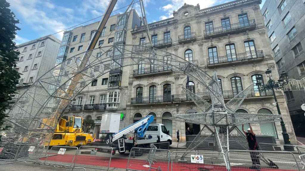Varios operarios trabajan en la retirada del ‘photocall’ en la avenida de García Barbón,