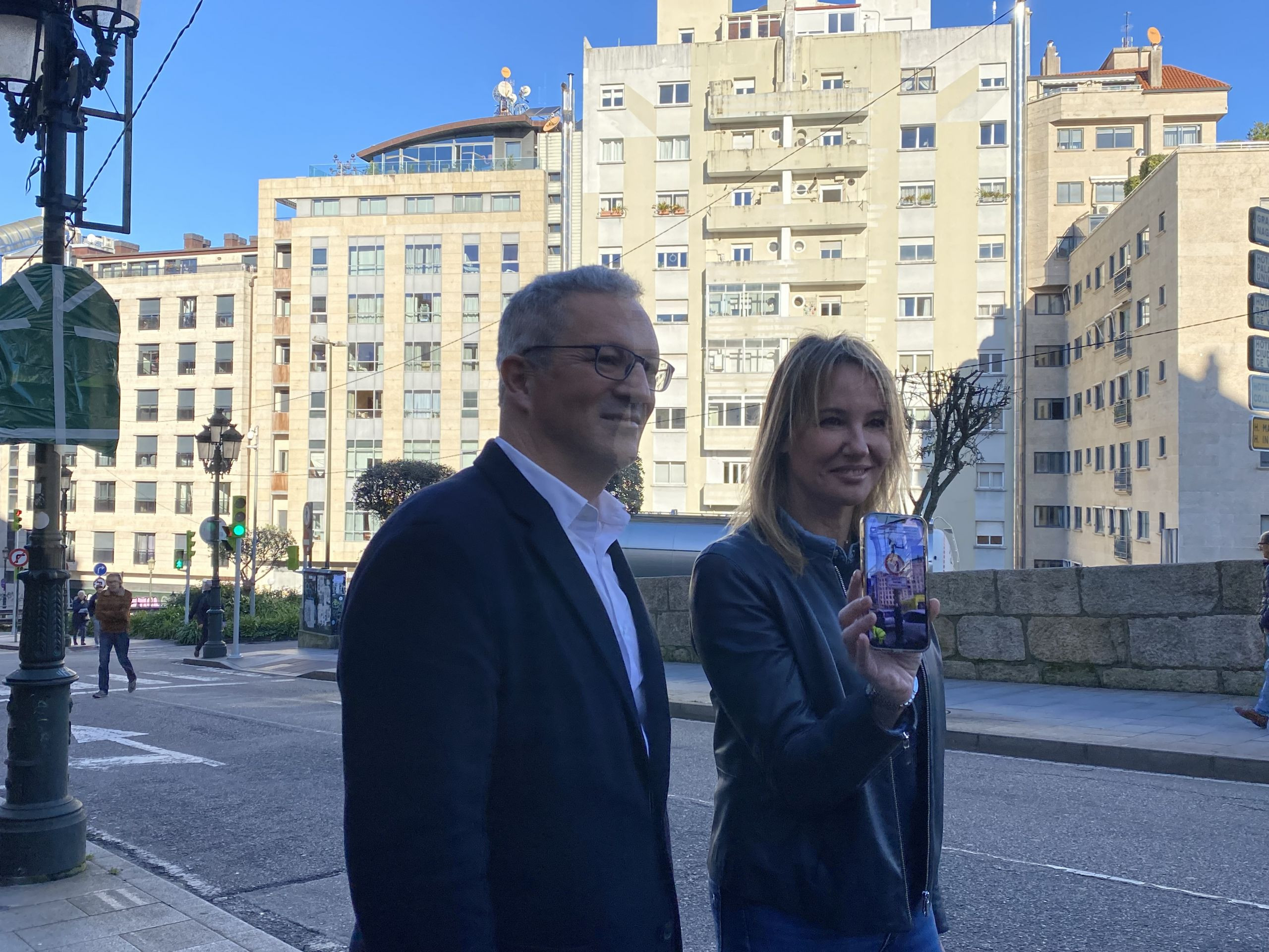 Marta Fernández-Tapias muestra la señal instalada por el Concello de Vigo.
