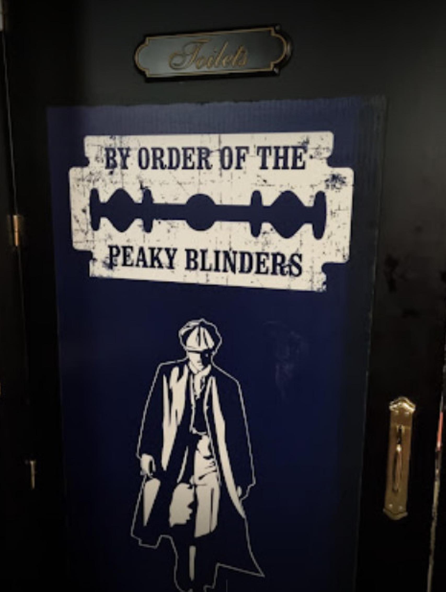 Cartel en la puerta del baño de The Garrison Tavern.