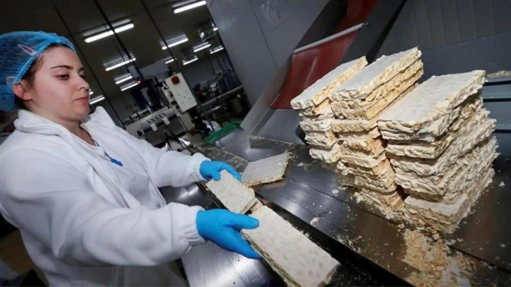 Empelada en una fábrica de turrón trabajando de cara a la campaña de invierno, en imagen de archivo.