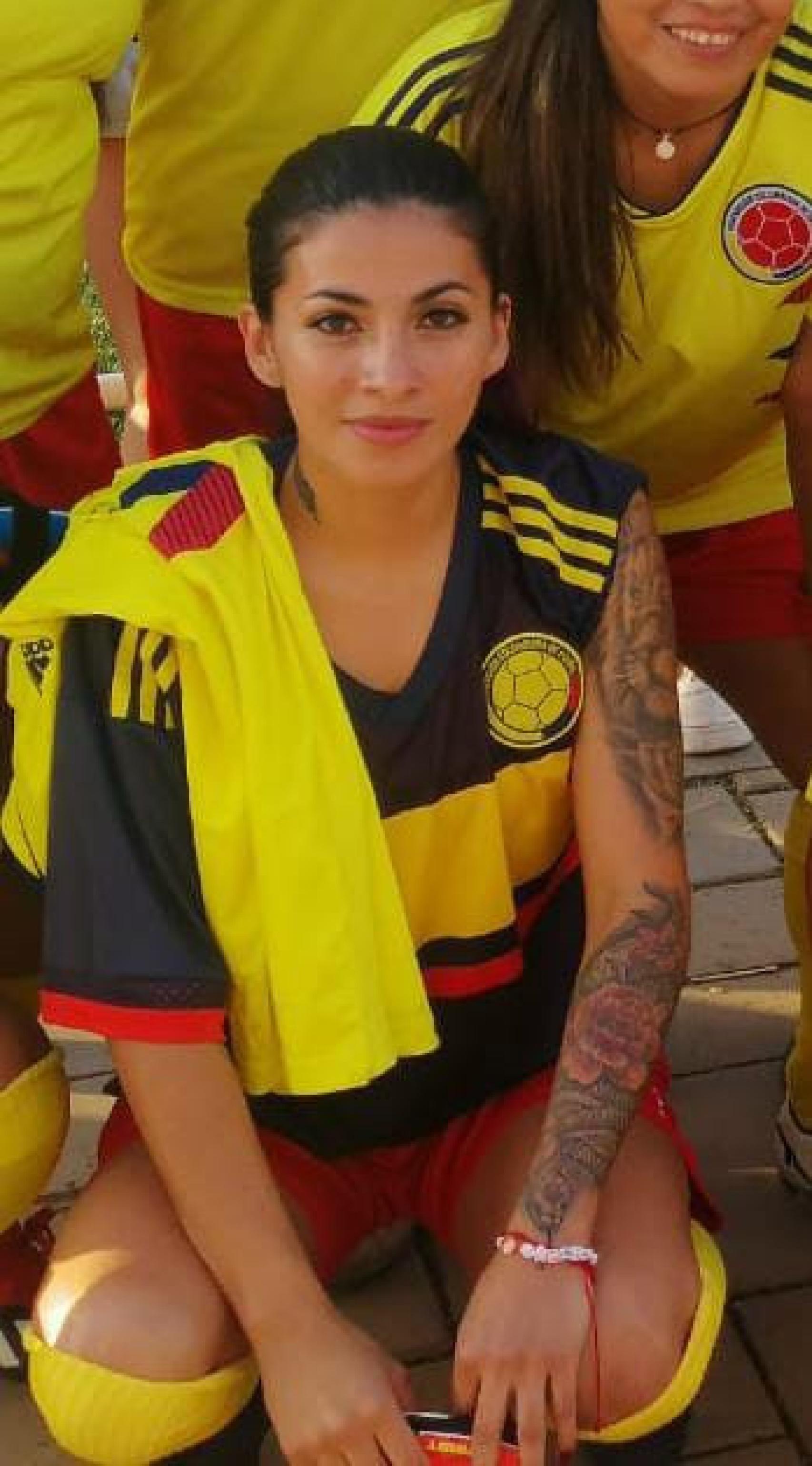 Yaqueline posa junto a sus compañeras del equipo de fútbol femenino