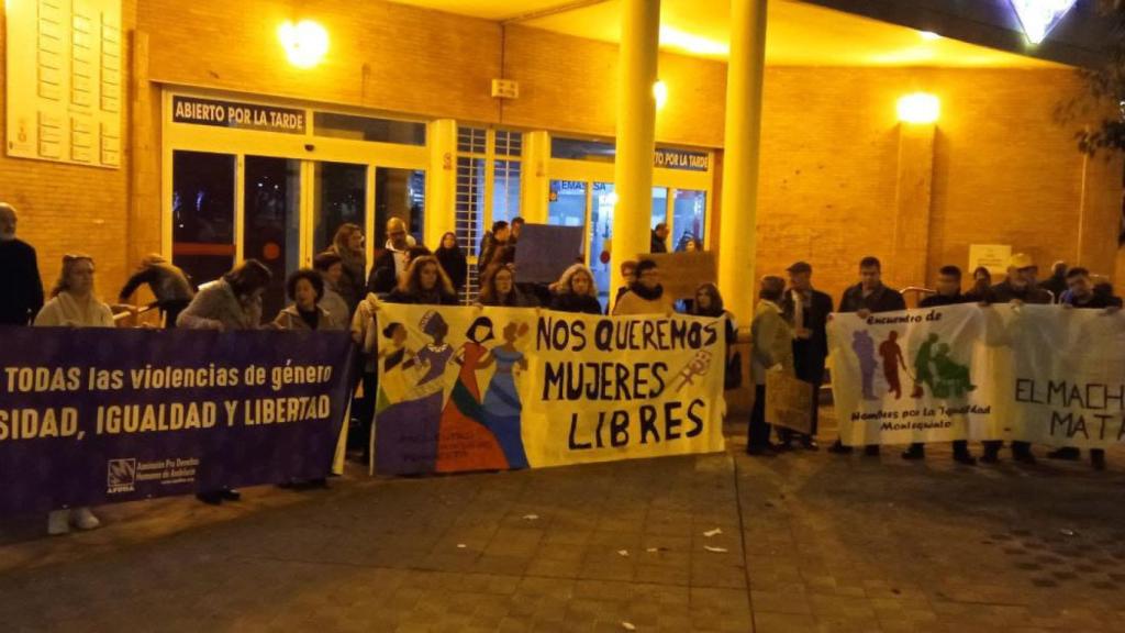 Vista de la concentración en Dos Hermanas en repulsa por la violencia machista