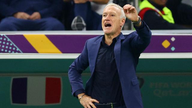 Deschamps da una serie de instrucciones a sus jugadores.