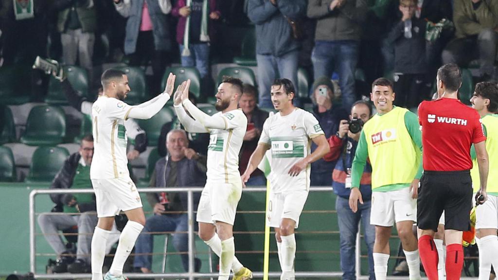 Jugadores del Elche C.F. en el partido contra el Leeds United.