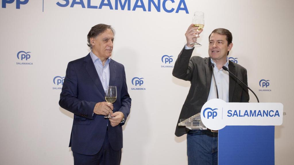 El presidente regional del Partido Popular de Castilla y León, Alfonso Fernández Mañueco, brinda en la comida de Navidad