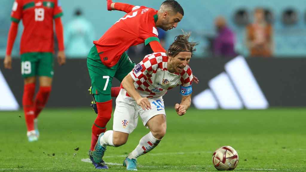 Modric recibe una falta de Ziyech.