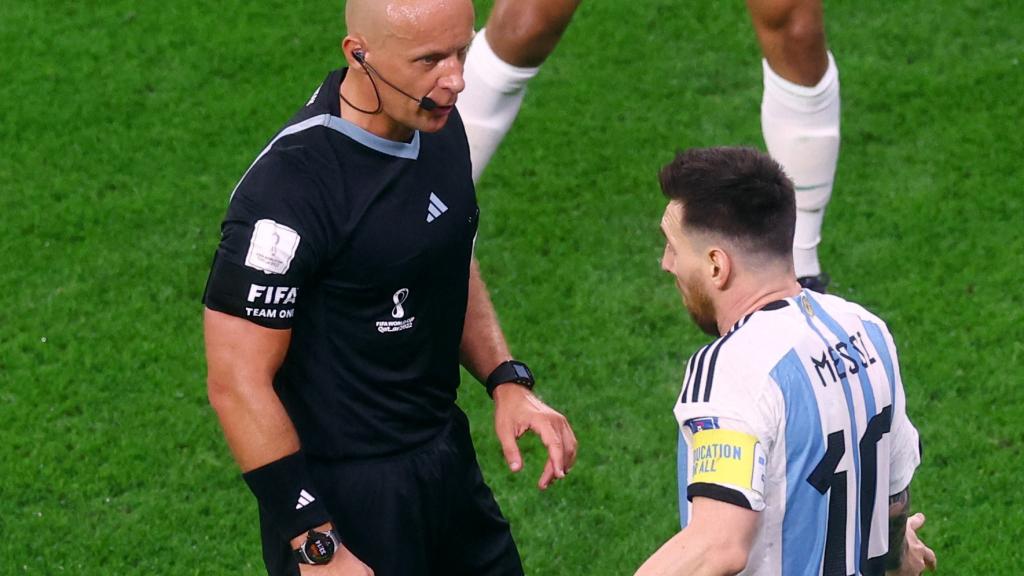 El árbitro polaco Szymon Marciniak, hablando con Leo Messi en el Mundial de Qatar 2022