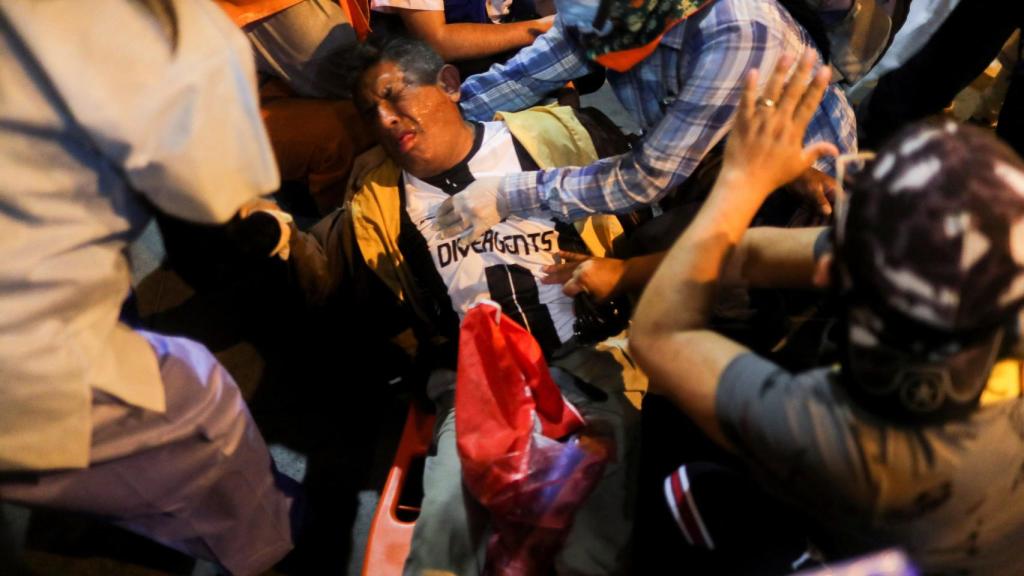 El personal de emergencia ayuda a un manifestante durante una protesta en Lima.