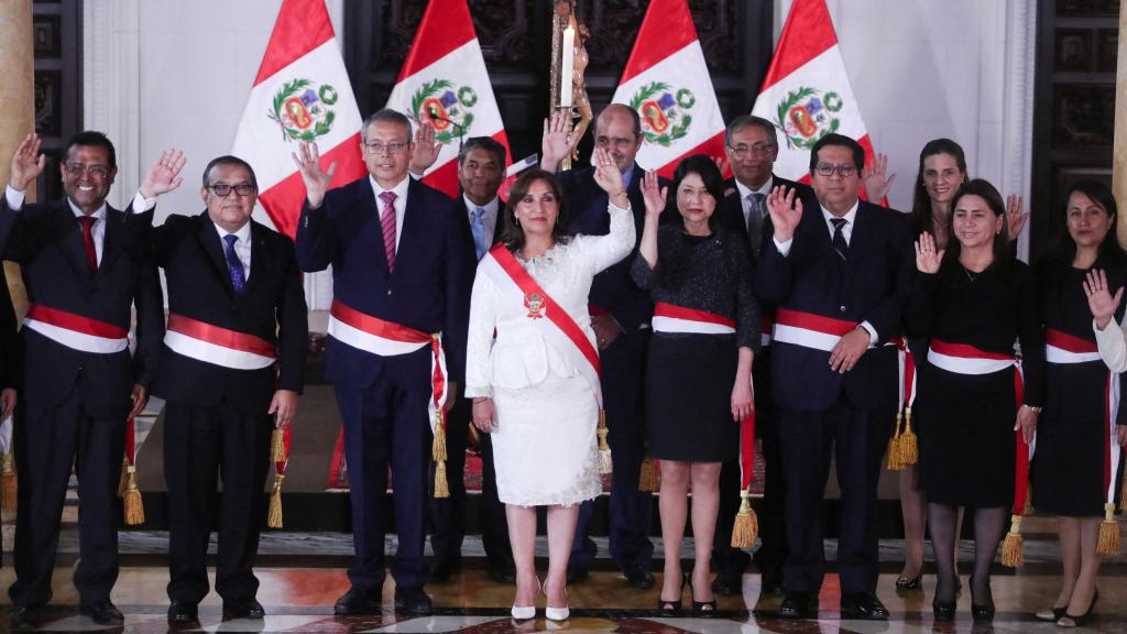 La presidenta de Perú, Dina Boluarte, y el gabinete que conformó tras la salida de Pedro Castillo.