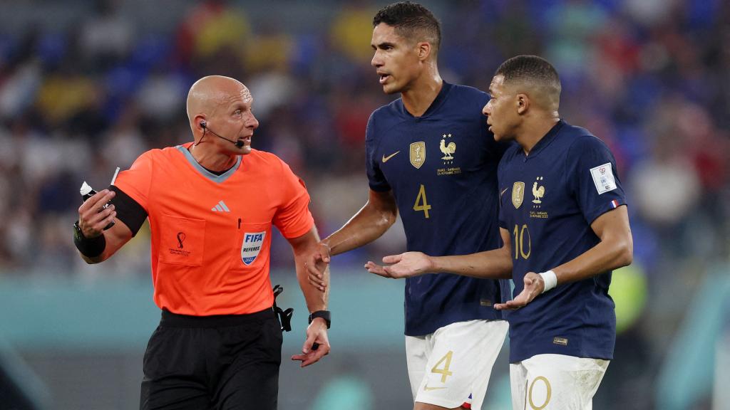 Marciniak, junto a Varane y Mbappé durante el Mundial de Qatar