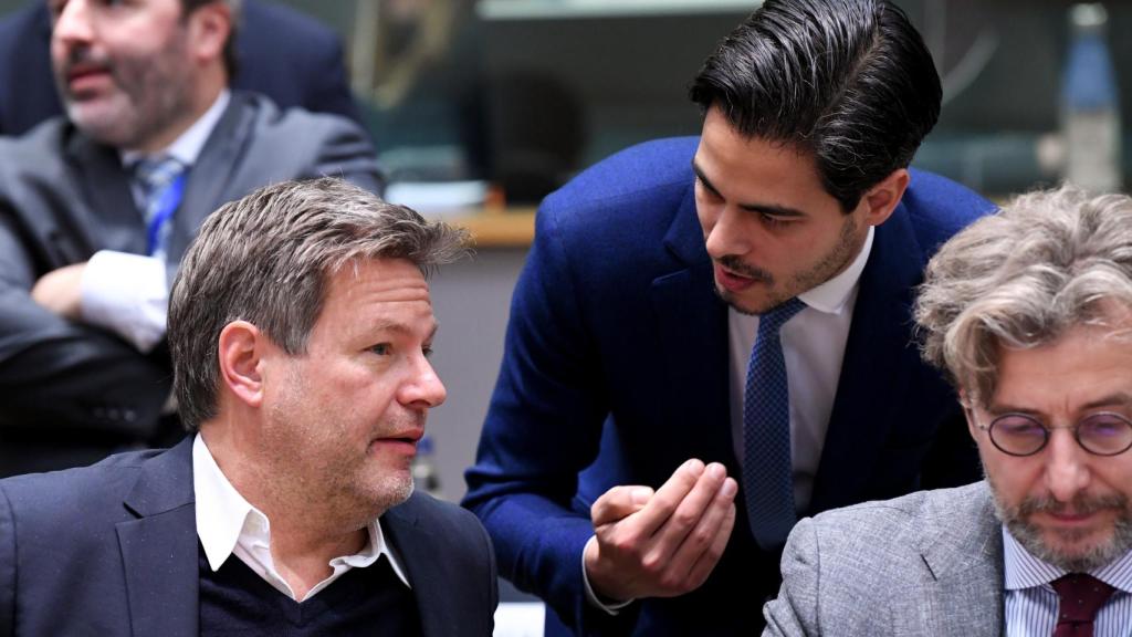 El vicecanciller alemán, Robert Habeck, conversa con el ministro de Energía holandés, Rob Jetten, durante la reunión del pasado martes