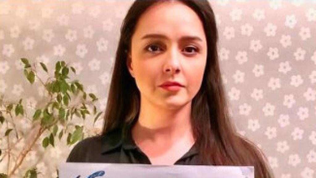 Taraneh Alidoosti posa con una pancarta en sus redes sociales