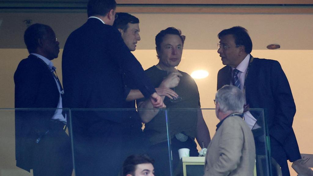 Elon Musk, junto con Jared Kushner (a su izquierda)