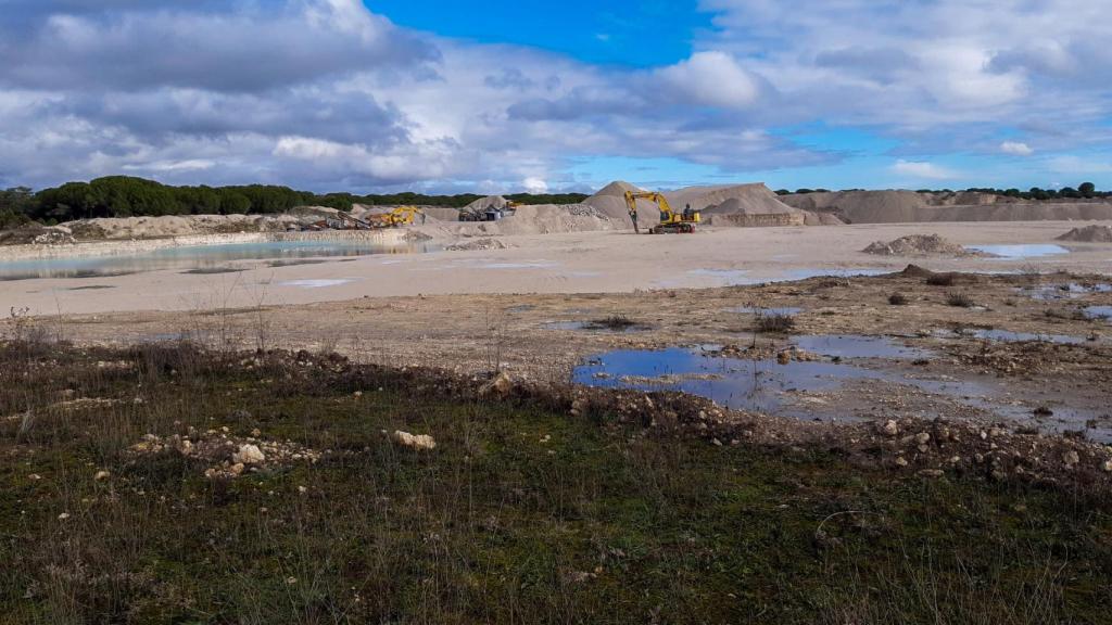 Imagen de la cantera a cielo abierto de Alquiler de Hormigoneras Valladolid en San Miguel de Arroyo.