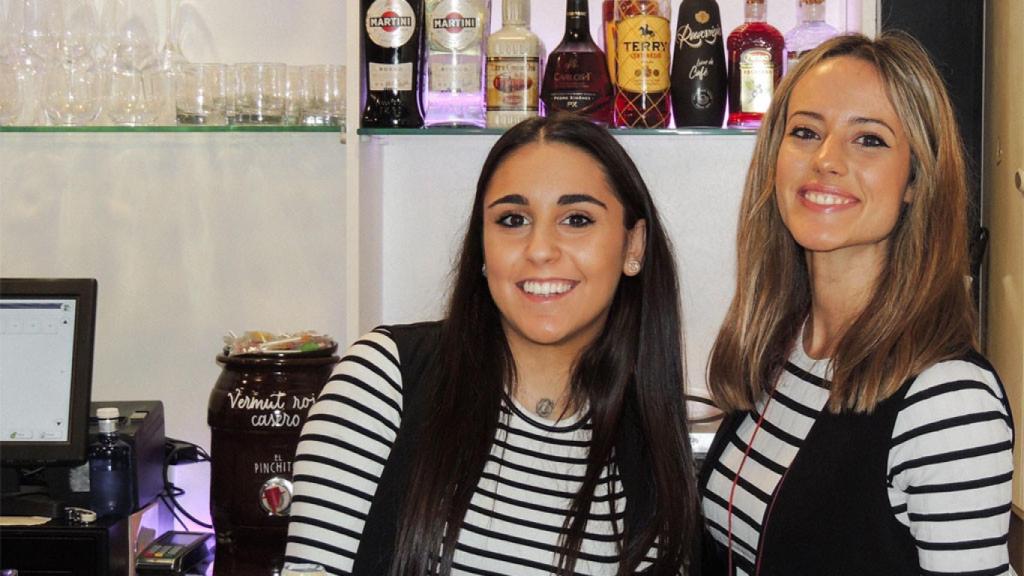 A la derecha Silvia, una de las dueñas. A la izquierda, Paula, una de las camareras