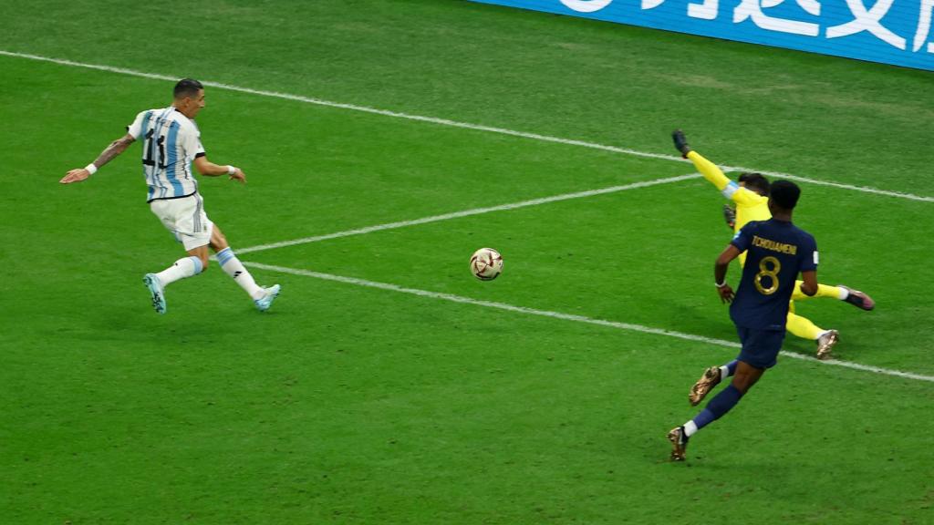 Di María eleva el balón por encima de Lloris.