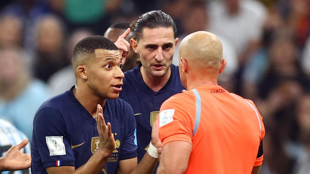 Mbappé y Rabiot reclaman una acción al colegiado.
