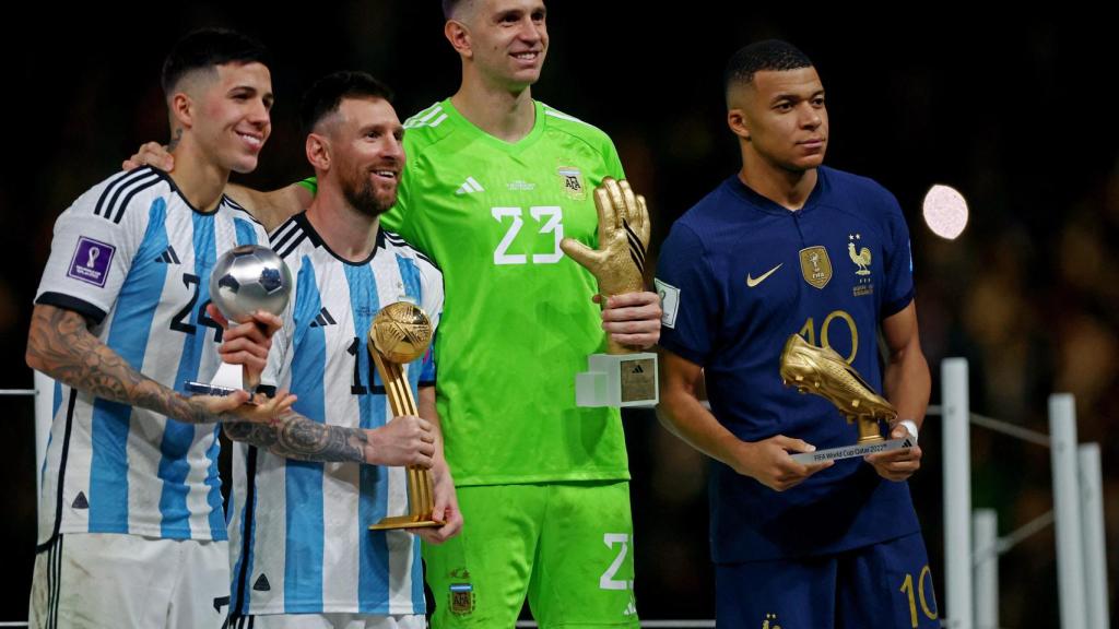 Enzo Fernández, 'Dibu' Martínez, Leo Messi y Kylian Mbappé con los premios individuales del Mundial 2022