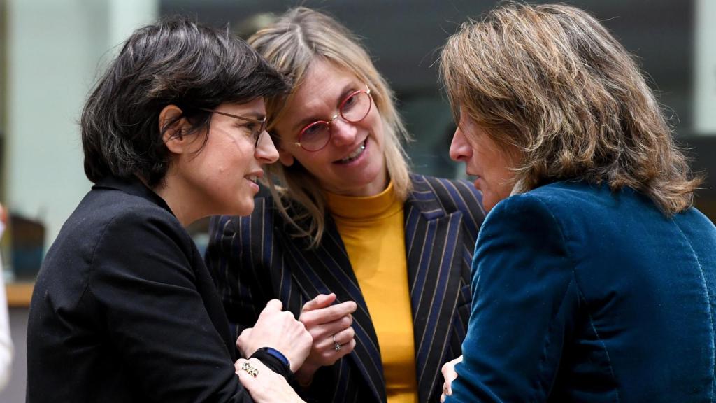 La vicepresidenta tercera, Teresa Ribera, conversa con sus homólogas de Bélgica y Francia durante una reunión de ministros de Energía.