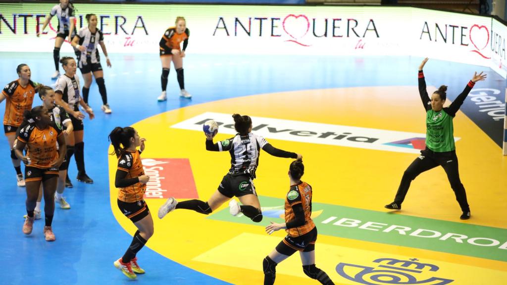 Momento de la final de la Supercopa entre el Balonmano Costa del Sol y el Bera Bera