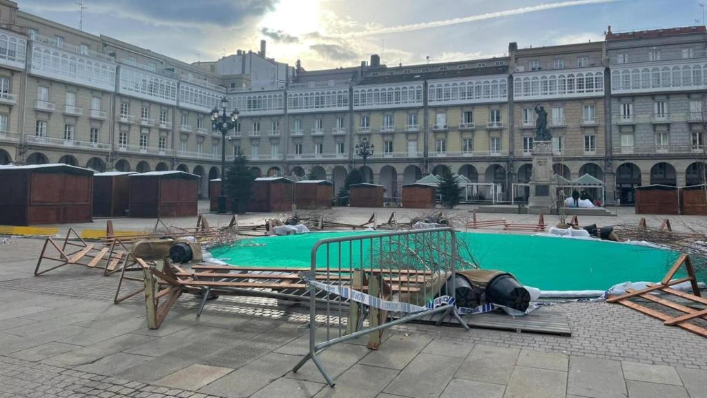 La plaza de María Pita se queda sin su iglú navideño.