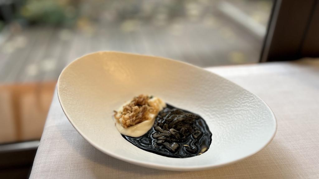 Chipirones en tinte de ajo negro