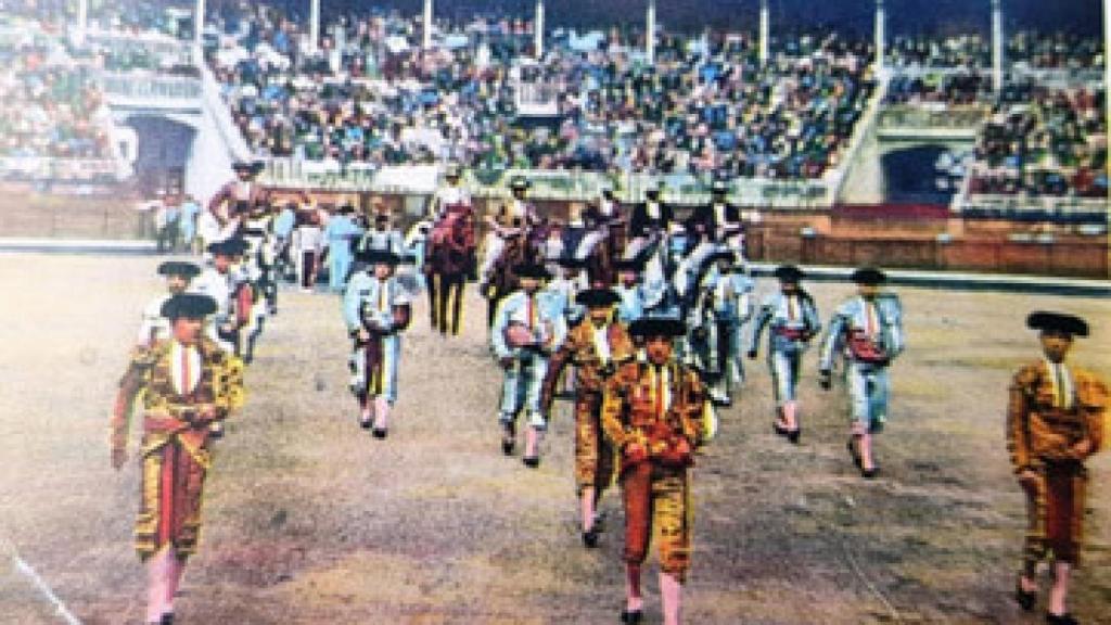 Pacomio Peribáñez haciendo el paseíllo en Valencia Historia de la plaza de toros de Valladolid. Emilio Casares 1990