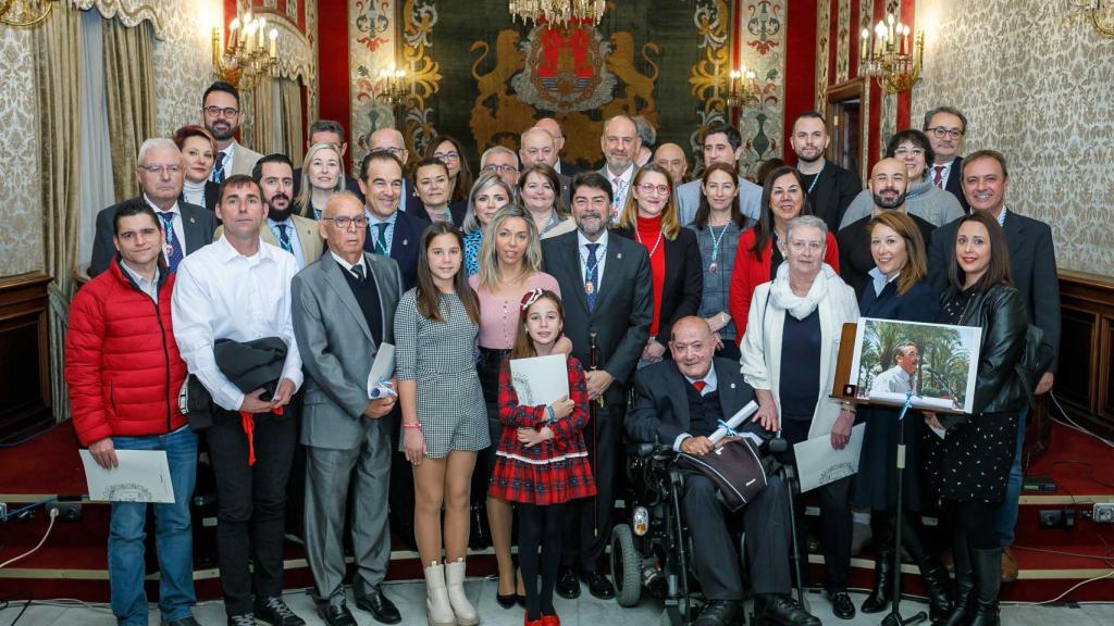 Familias y protagonistas posan tras el acto.