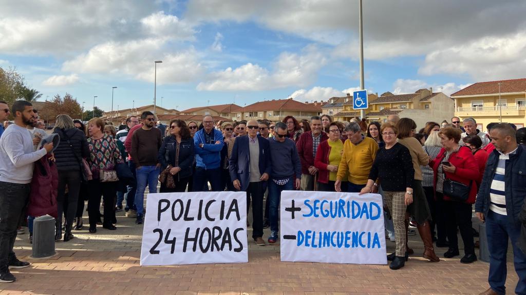 Decenas de vecinos de Roldán, este domingo, manifestándose para exigir seguridad ciudadana las 24 horas.