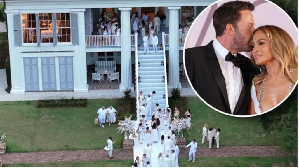 Jennifer Lopez y Ben Affleck junto a la mansión del actor en Georgia, donde se ha celebrado su boda.