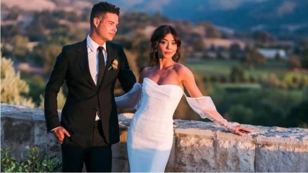 Sarah Hyland junto a su flamante marido, Wells Adams.