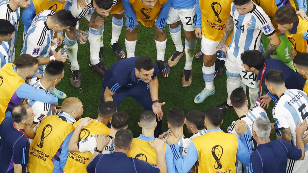 Lionel Scaloni, durante el descanso de la prórroga de la final del Mundial de Qatar