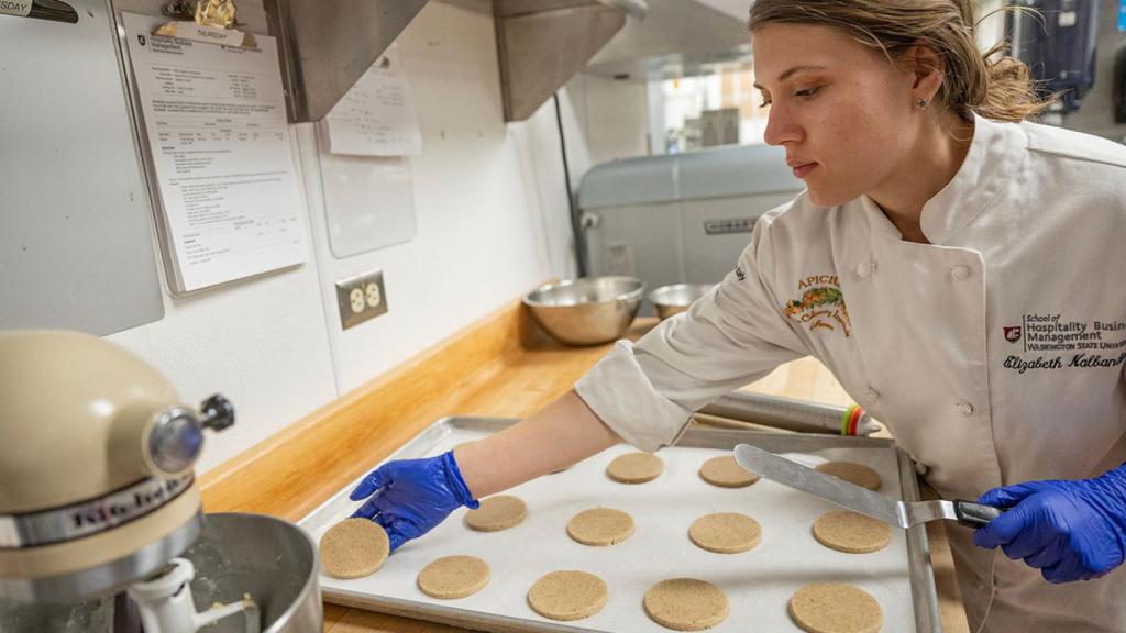La investigadora Elizabeth Nalbandian preparando las galletas.