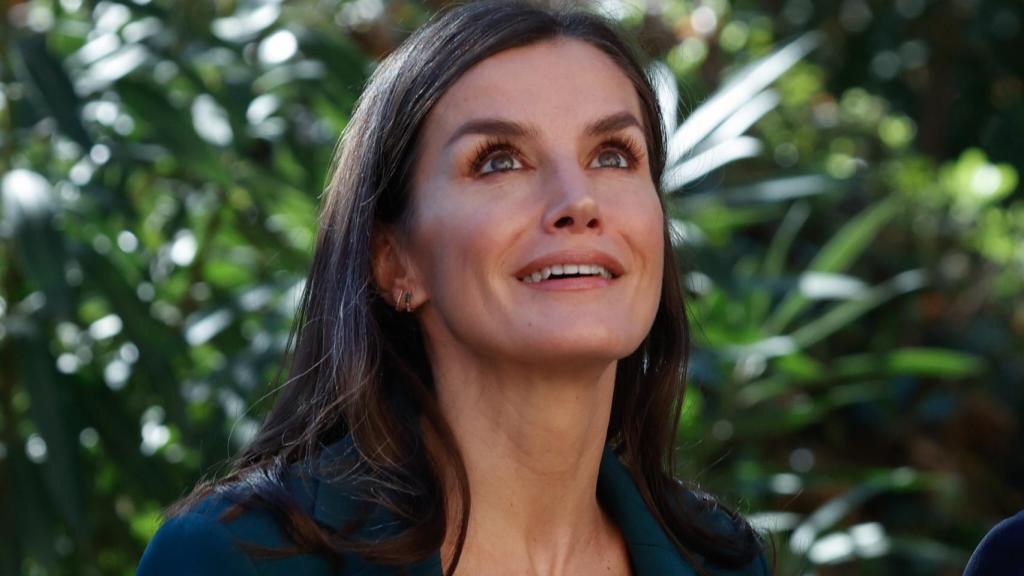 Letizia ha lucido los pendientes Gold & Roses con efecto piercing.