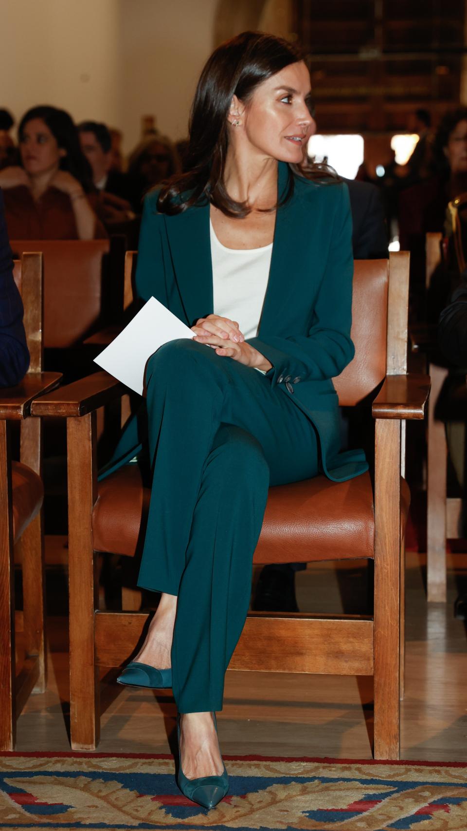 La Reina ha completado el traje de carolina Herrera con unos tacones de Magrit.