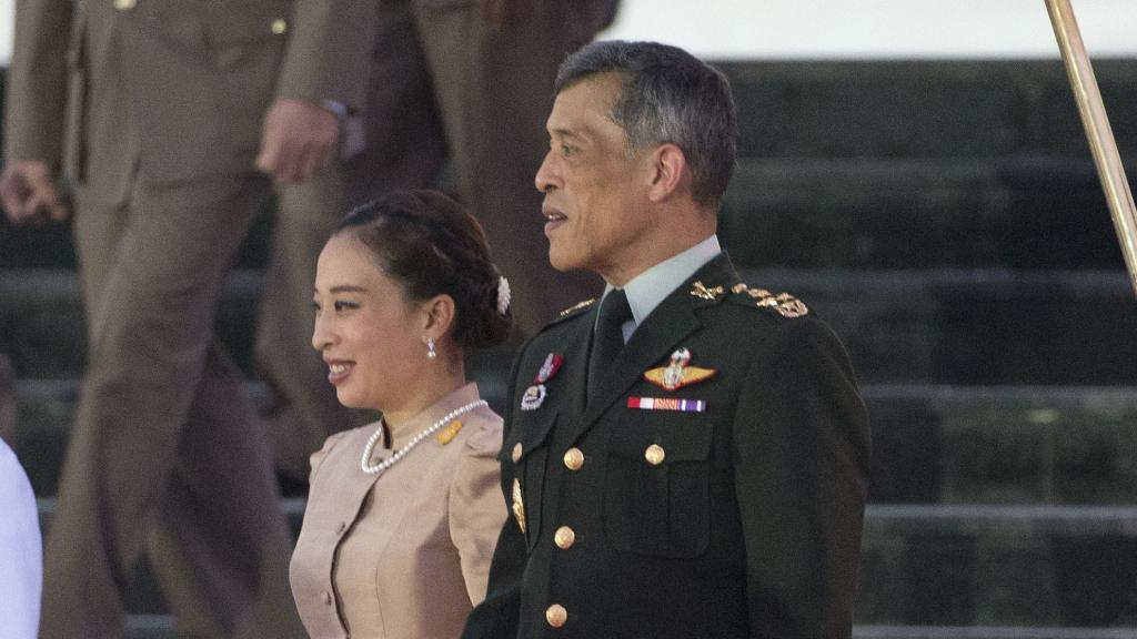 La princesa Bajrakitiyabha junto a su padre, el rey de Tailandia.