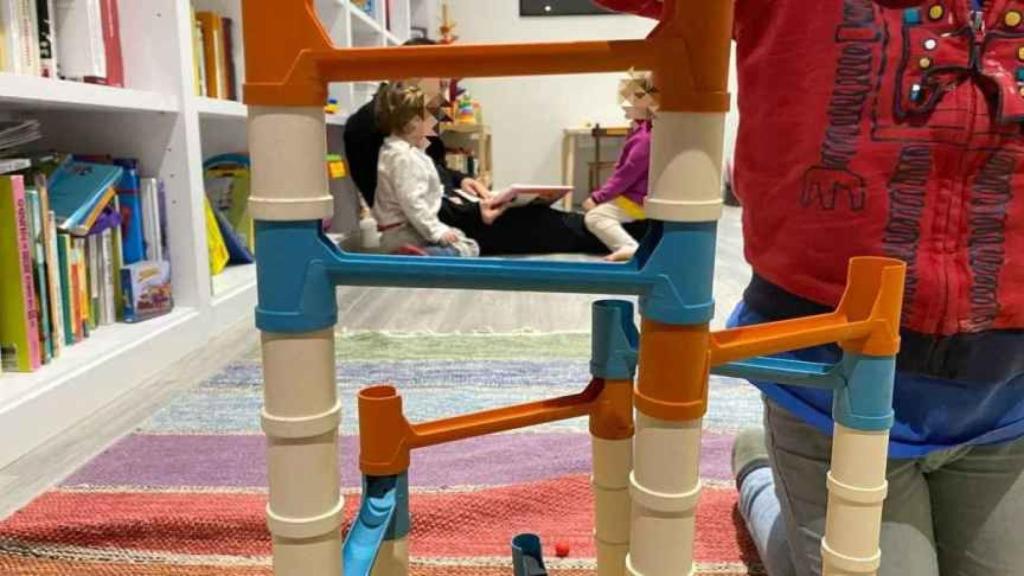 Pablo Iglesias con sus hijos en una jornada de libros y juegos educativos.