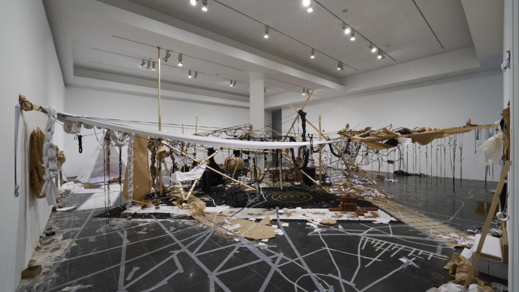 Vista de la instalación 'La familia en desorden', (2018-2022), de Cinthia Marcelle en el MACBA.