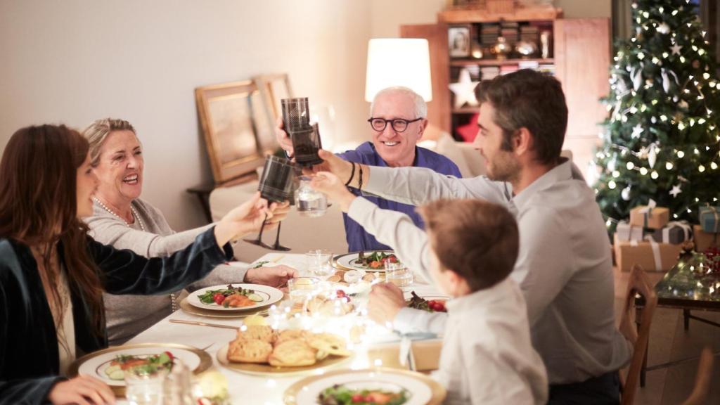 Brindis durante una cena navideña.