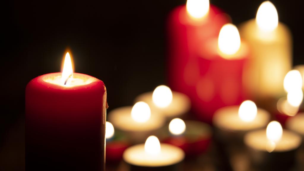 Imagen de stock de velas encendidas