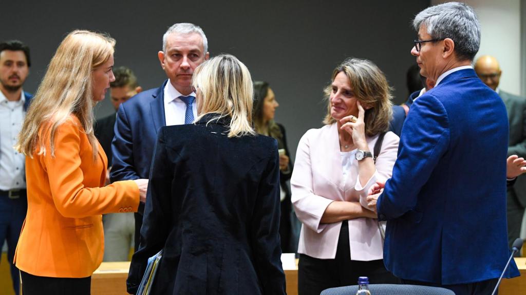 La comisaria de Energía, Kadri Simson; el ministro de Energía checo, Jozef Síkela; y la vicepresidenta tercera, Teresa Ribera, durante una reunión del Consejo de Energía