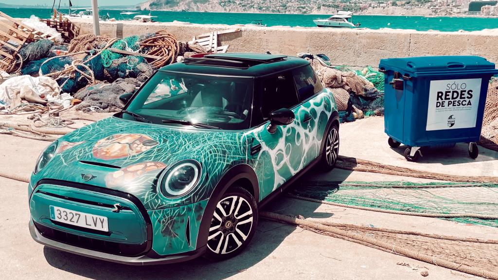 Mini está ayudando a retirar plásticos en el Mediterráneo.