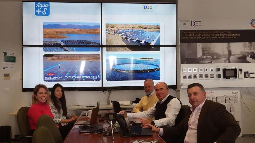 Francisco Guzmán junto al equipo de trabajo del IDEE.