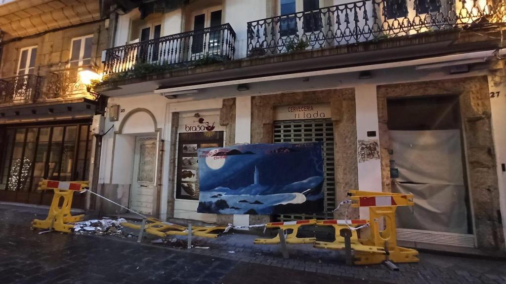 El inmueble de la calle Olmos de A Coruña con murales de Urbano Lugrís.