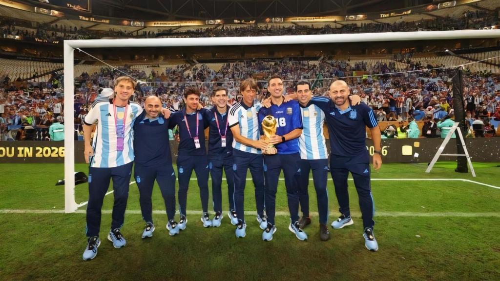 Scaloni con su equipo tras ganar el Mundial de Catar.