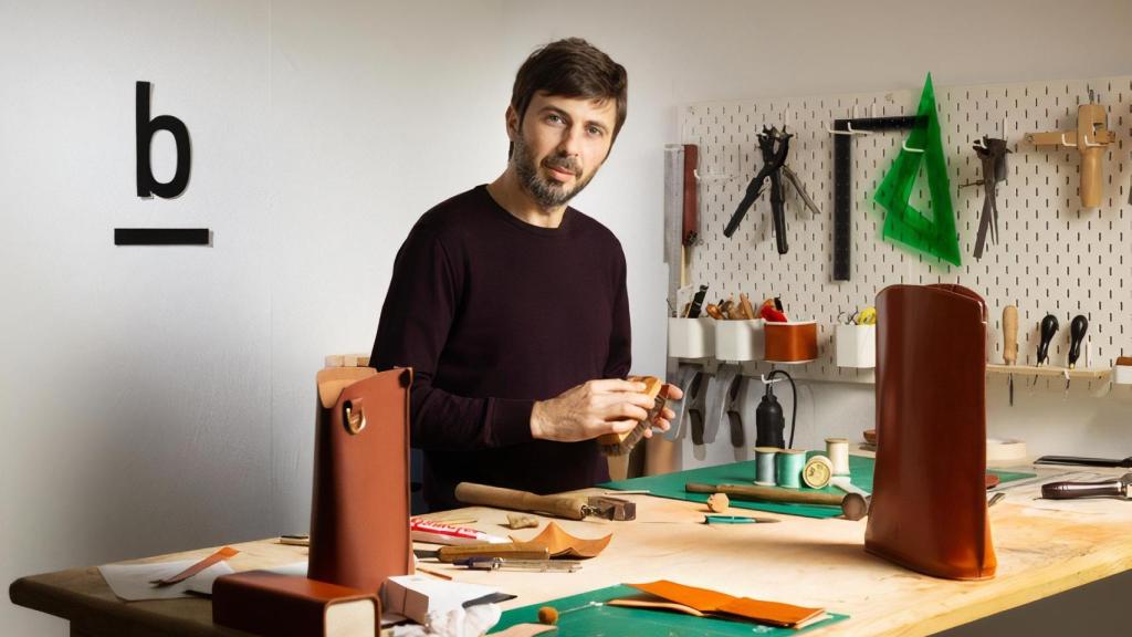 El artesano Santiago Besteiro en su obrador.